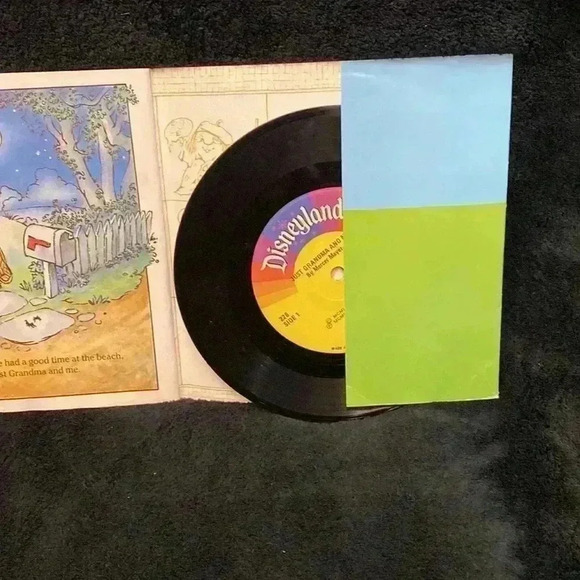 A set of two Vintage 1980s Mercer  Mayer books that include vinyl records - Picture 7 of 14